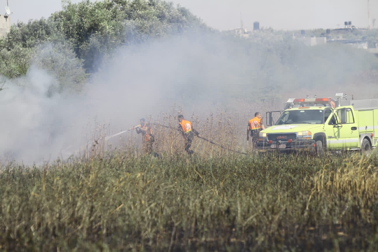 الدفاع المدني يُتابع آثار العدوان الإسرائيلي
