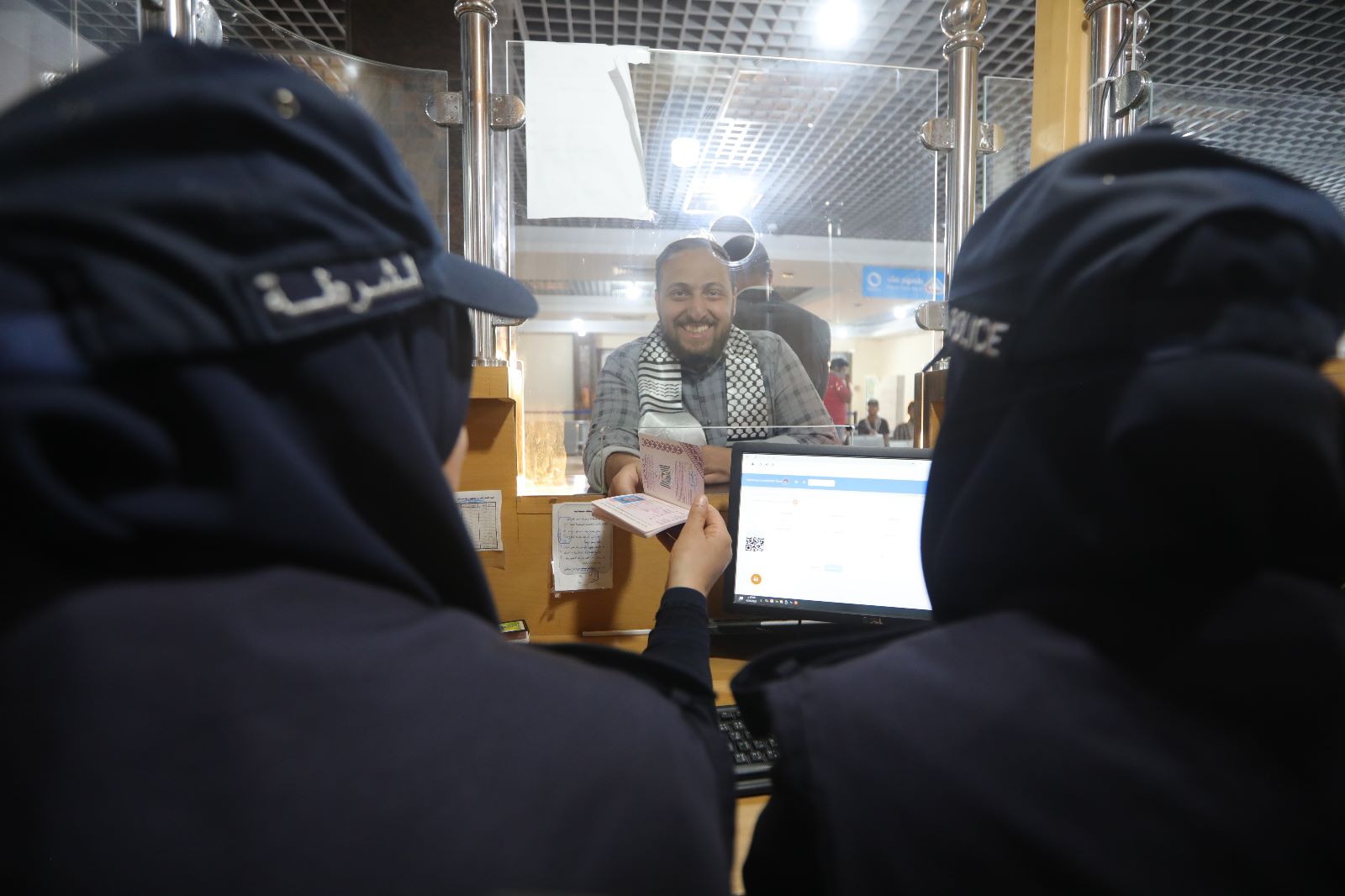 أطقم "المعابر" و"أجهزة الداخلية" تسهل وصول العائدين من السودان عبر معبر رفح