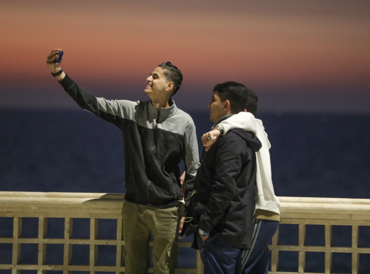 أجواء قضاء المواطنين بغزة الإجازة الأسبوعية في عدد من الأماكن الترفيهية مساء الجمعة