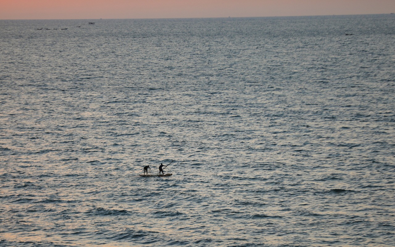 صور من استجمام المواطنين على شاطئ البحر خلال الإجازة الأسبوعية