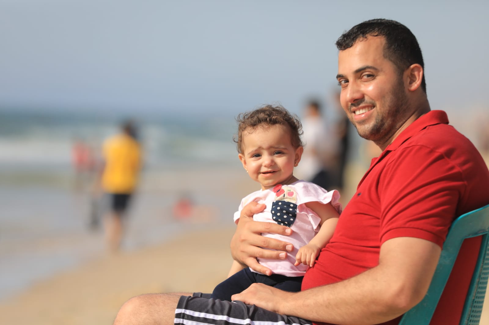 أجواء اصطياف المواطنين على شاطئ البحر وسط قطاع غزة