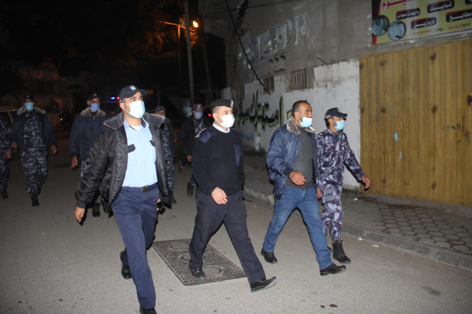 الشرطة تُتابع التزام المواطنين والمنشآت بالإغلاق وحظر التجوال