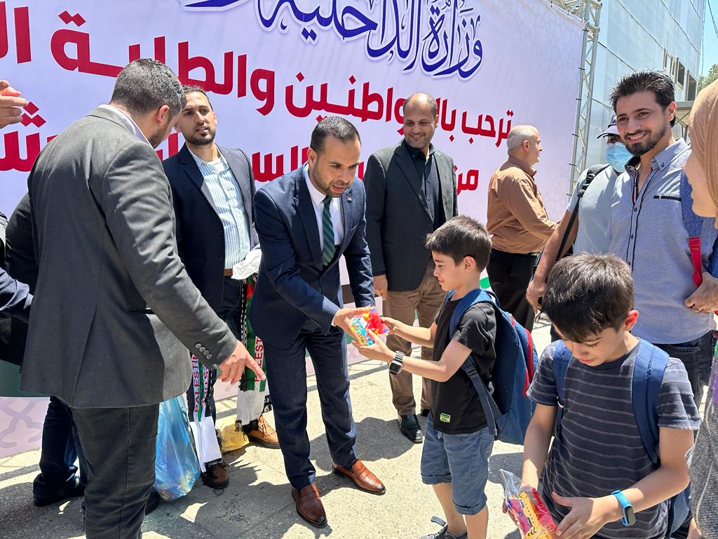 أطقم "المعابر" و" الداخلية" تسهل وصول الفوج الثاني من العائدين من السودان	