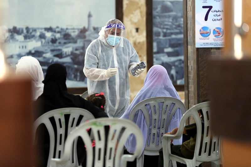 توافد المسافرين العائدين عبر معبر رفح في أول أيام فتحه استثنائياً