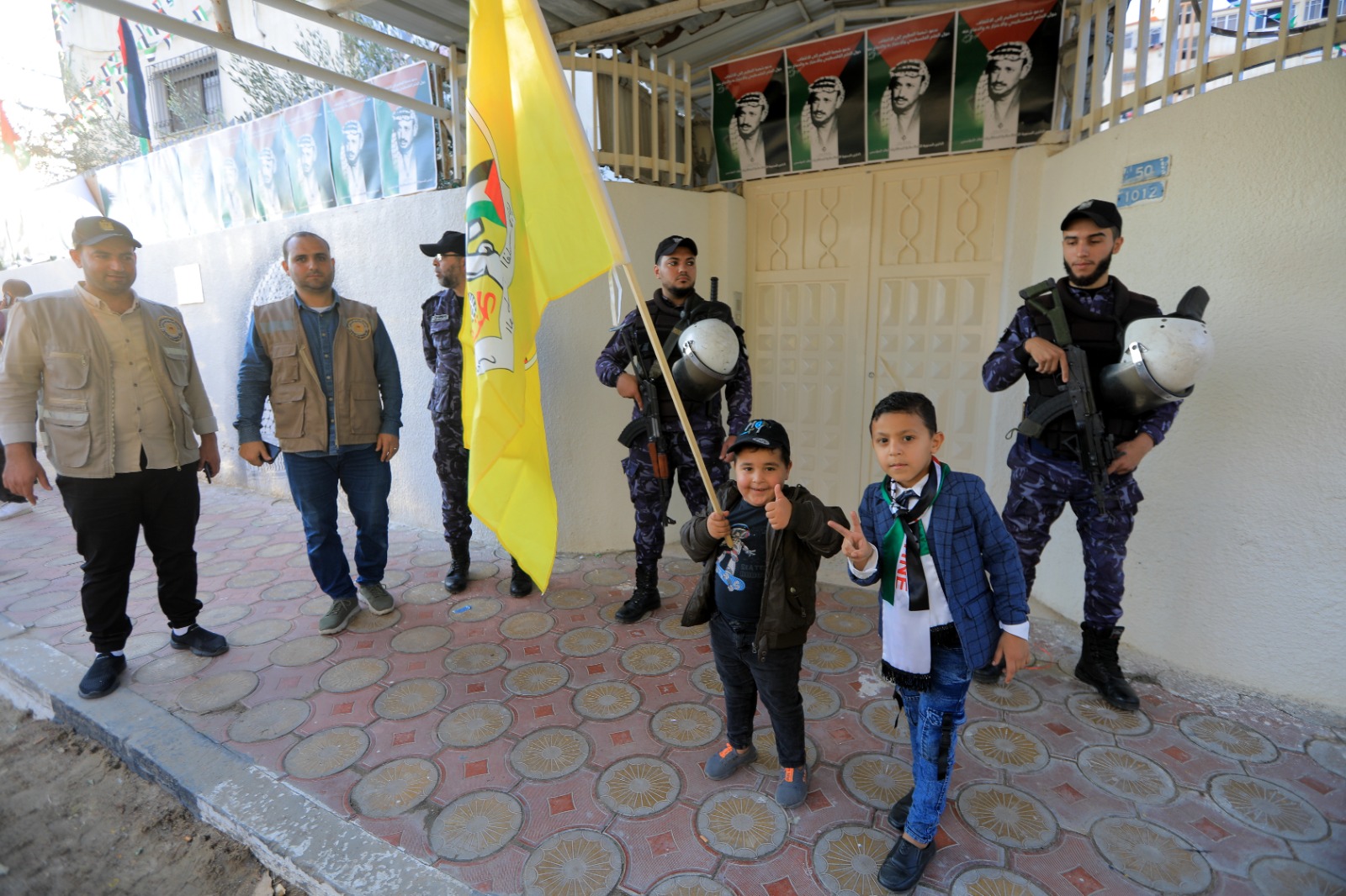 أجهزة الداخلية بغزة تؤمن "مسيرًا كشفيًا" في ذكرى رحيل الرئيس عرفات