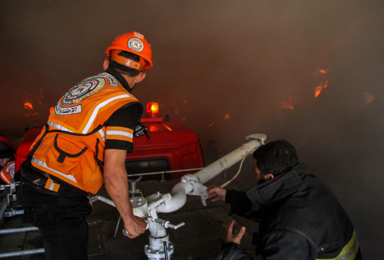الدفاع المدني يُتابع آثار العدوان الإسرائيلي