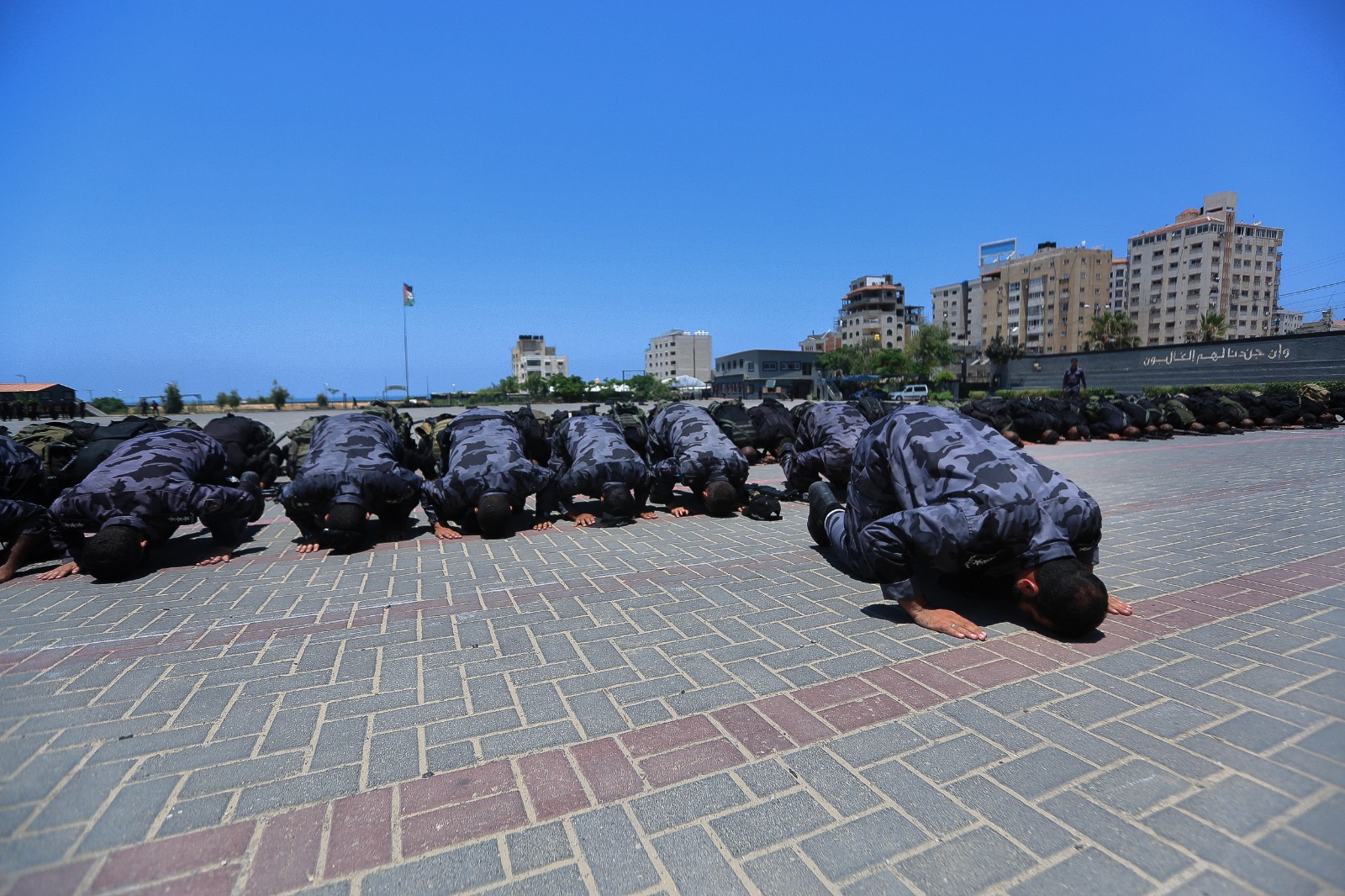 مديرية التدريب تُنظم مسيراً عسكرياً للدفعة الأولى من الدورة التأسيسية الثانية