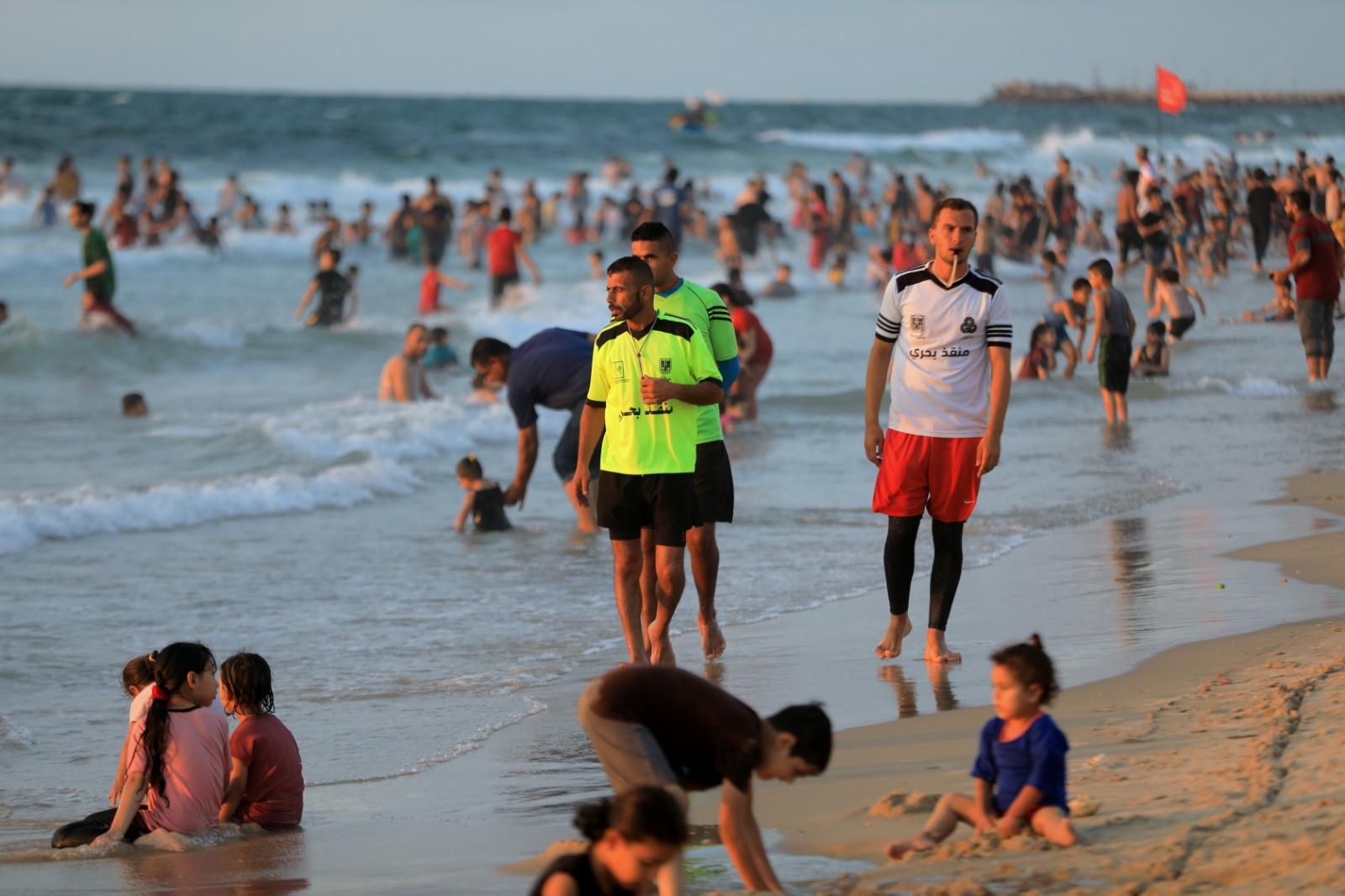 أجواء اصطياف المواطنين على شاطئ بحر غزة عشية بدء العام الدراسي