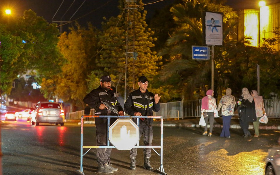 أفراد الأجهزة الأمنية خلال أداء واجبهم الليلة الماضية، أثناء المنخفض الجوي