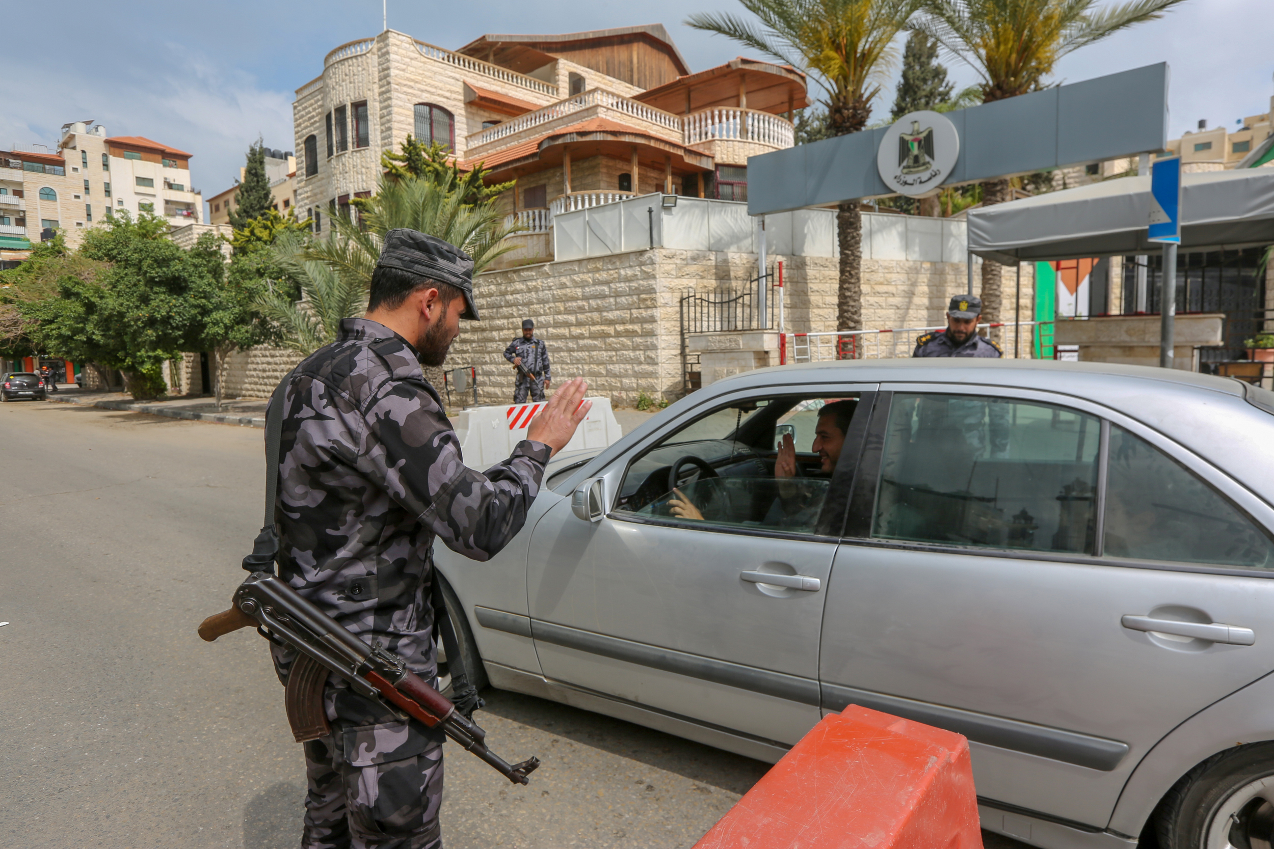 وزارة الداخلية تؤمن وتسهل حركة الجماهير في مسيرات العودة	