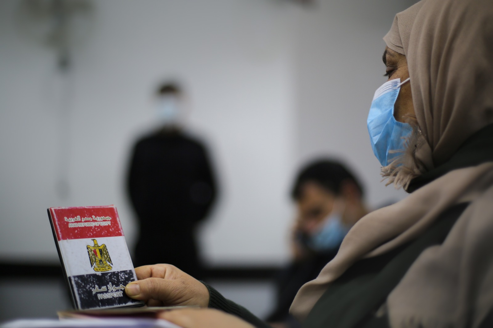 العمل اليومي لأطقم مكتب التسجيل للسفر بهيئة المعابر في تسجيل المواطنين للسفر عبر معبر رفح