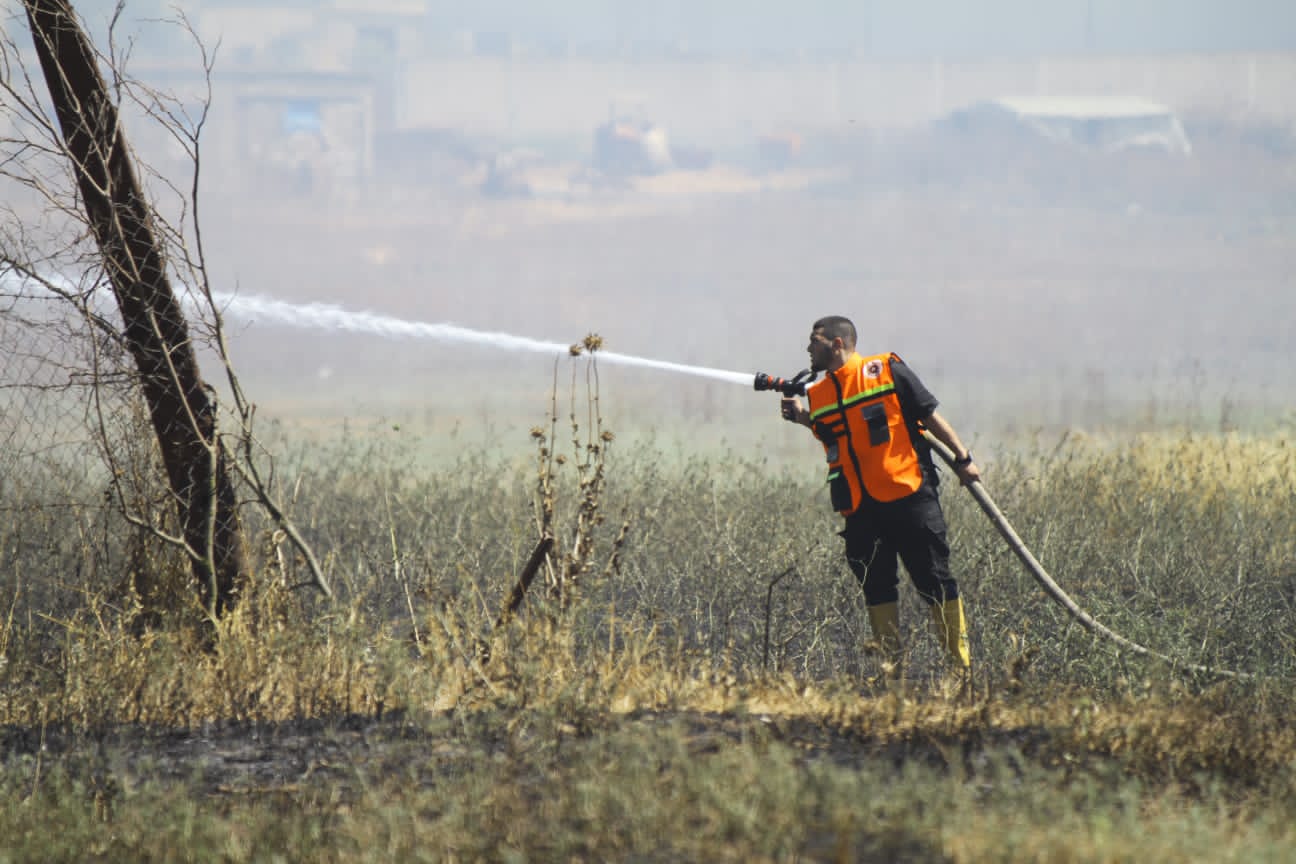 الدفاع المدني يُتابع آثار العدوان الإسرائيلي