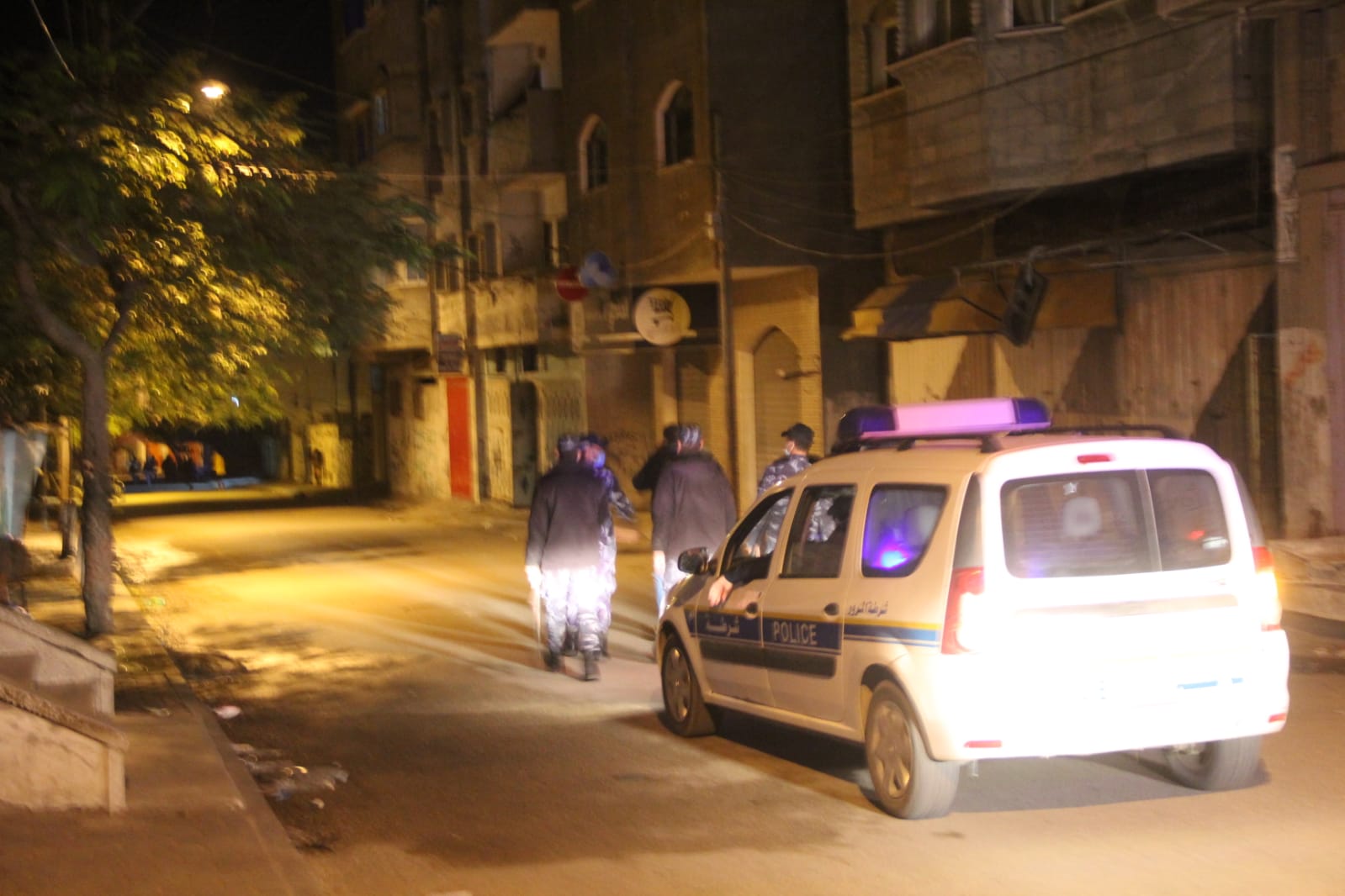 الشرطة تُتابع التزام المواطنين والمنشآت بالإغلاق وحظر التجوال