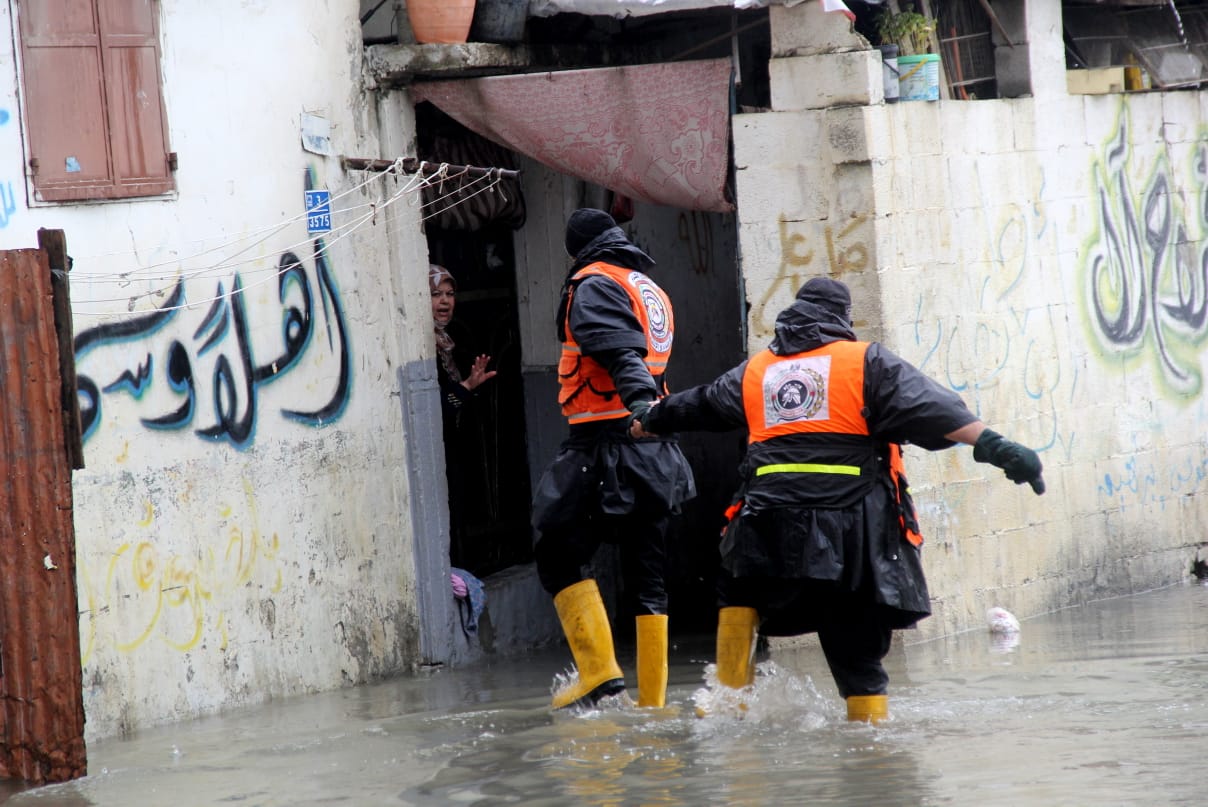 جهود أطقم الدفاع المدني خلال المنخفض الجوي 