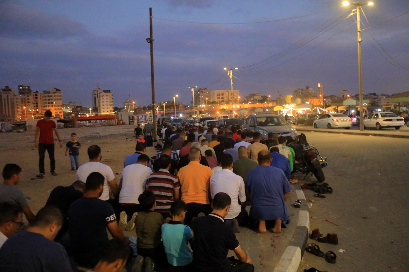 قضاء المواطنين في غزة الإجازة الأسبوعية على شاطئ البحـر