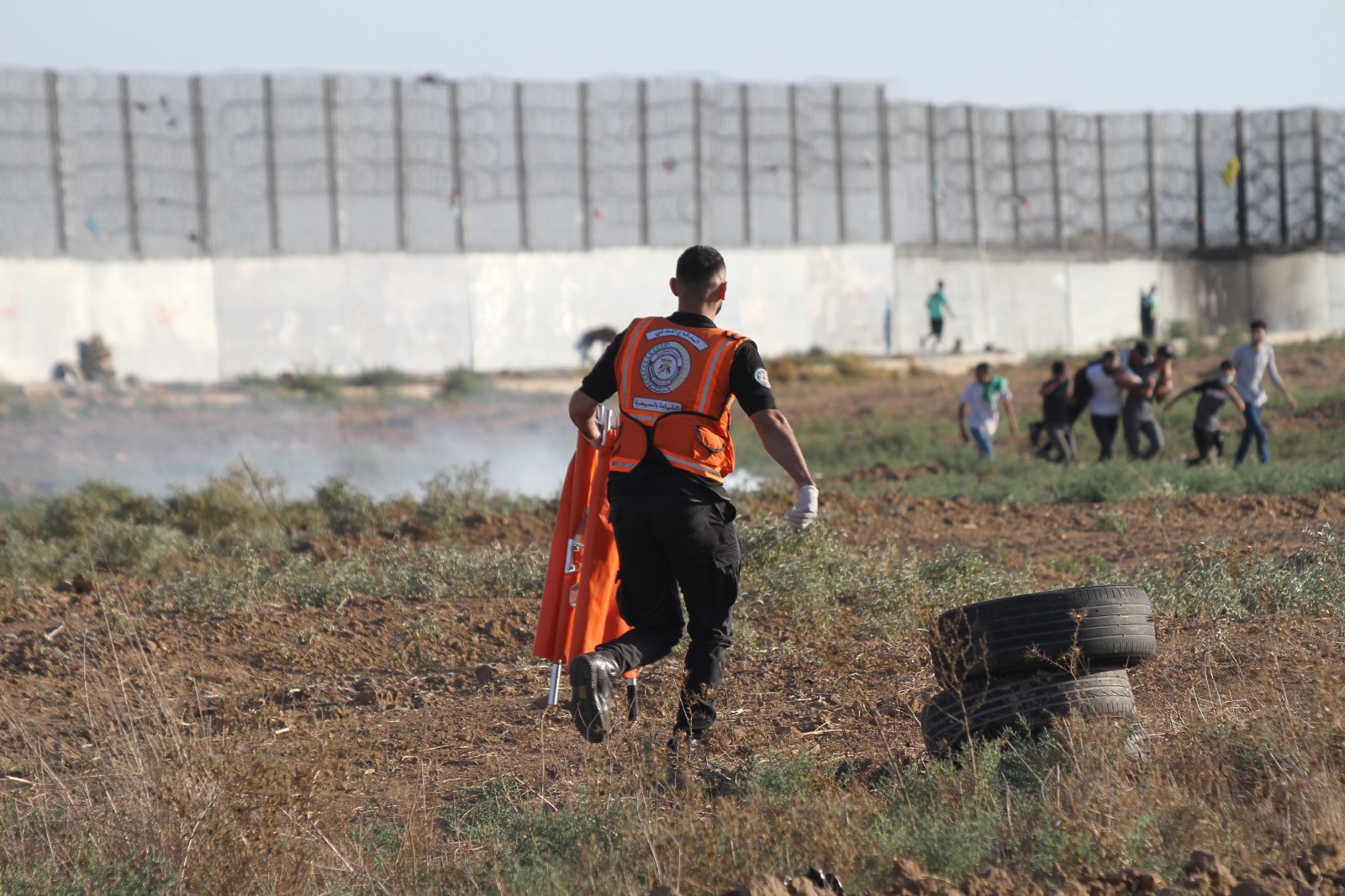عمل أطقم الدفاع المدني والخدمات الطبية في إسعاف المتظاهرين شرق غزة