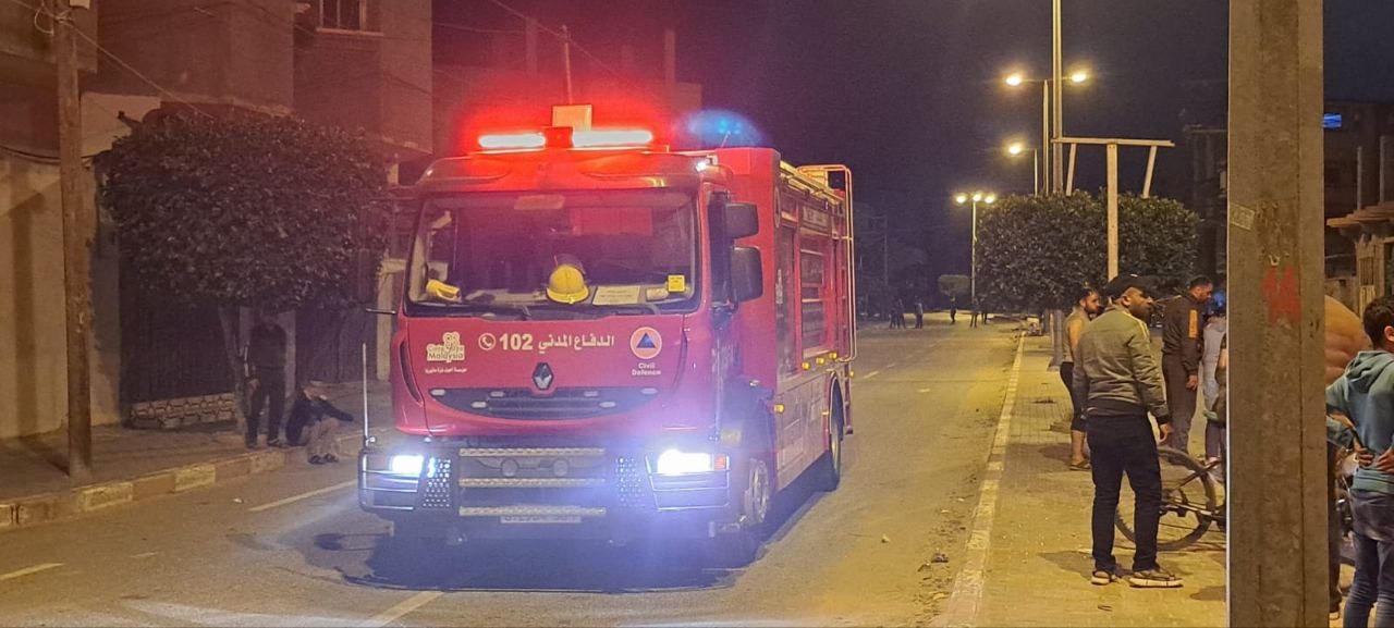 أطقم الدفاع المدني تتعامل مع آثار العدوان الإسرائيلي