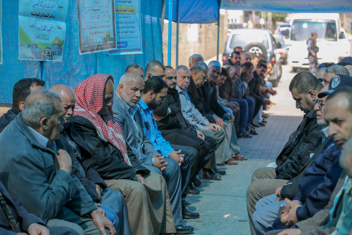 قيادة الداخلية تُقدم واجب العزاء لذوي شهداء مسيرة العودة