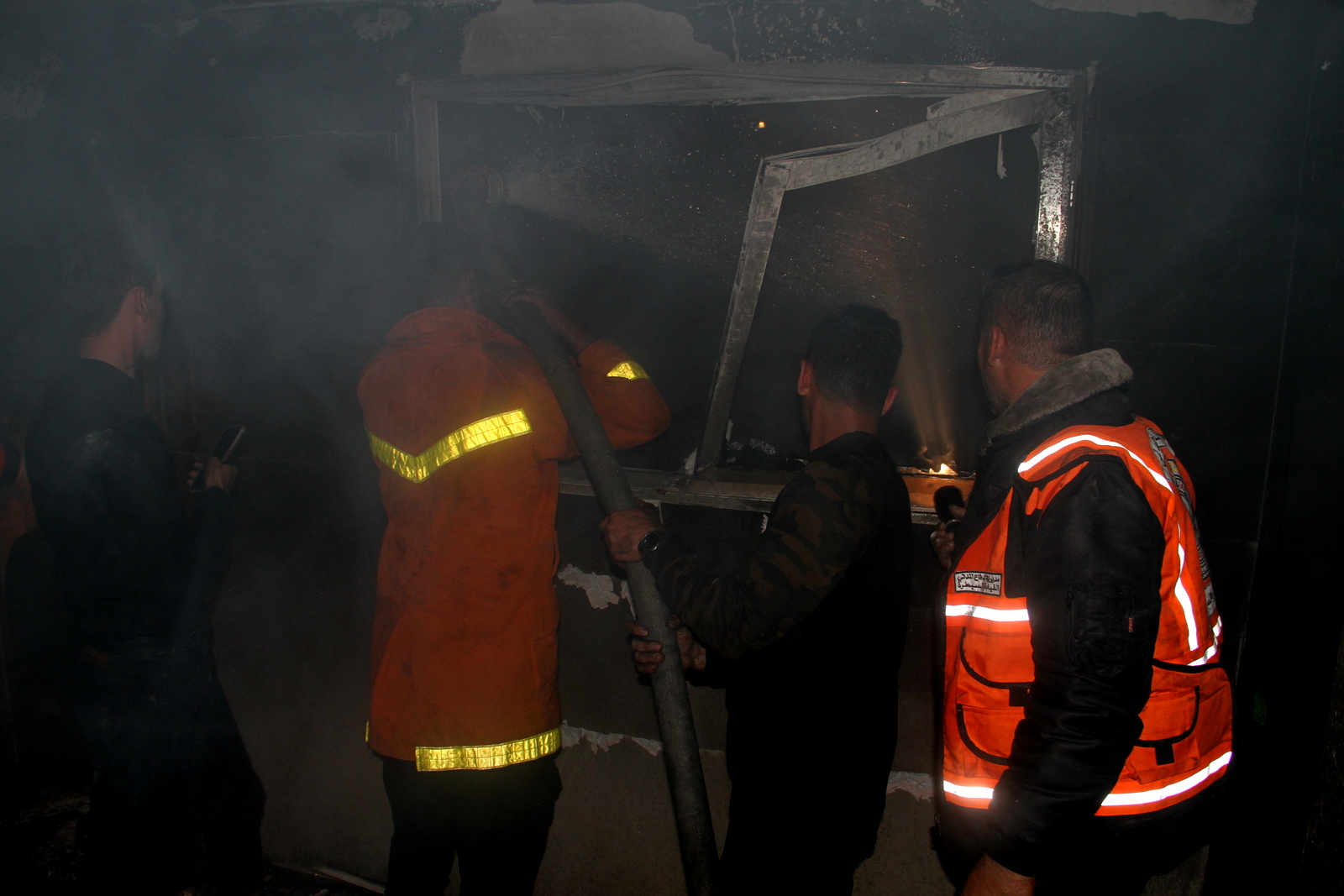 صور من تعامل أطقم الدفاع المدني والشرطة مع حريق البناية السكنية شمال غزة