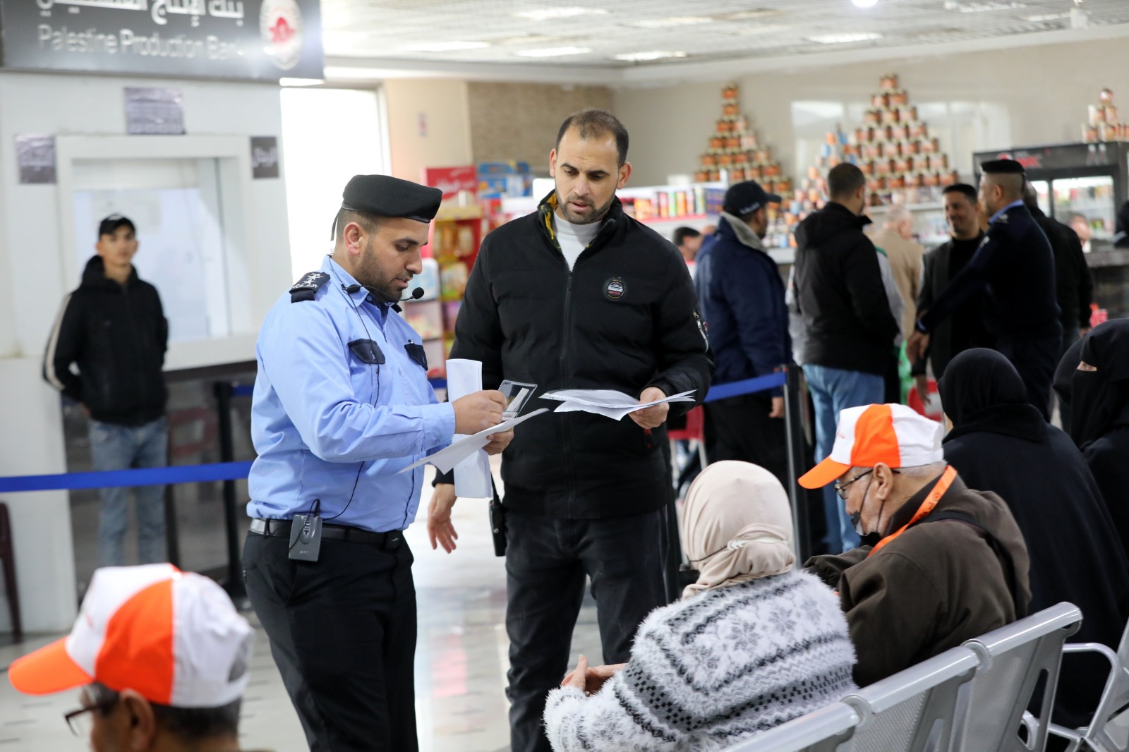 أطقم "المعابر" تُسهل مغادرة الفوج الأول من المعتمرين عبر معبر رفح 