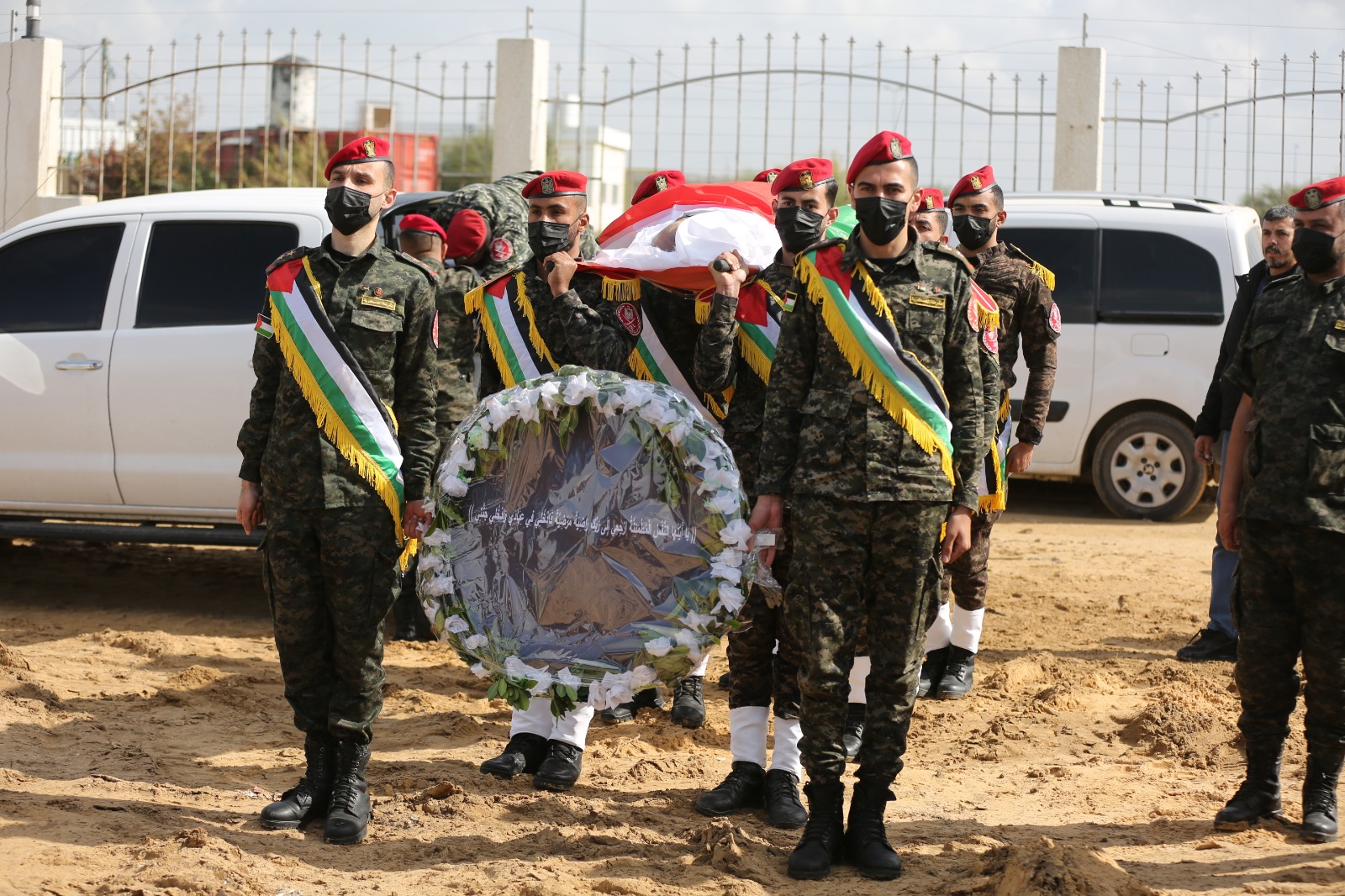 بمراسم عسكرية.. جماهير غزة تُشيع الوزير السابق زياد الظاظا