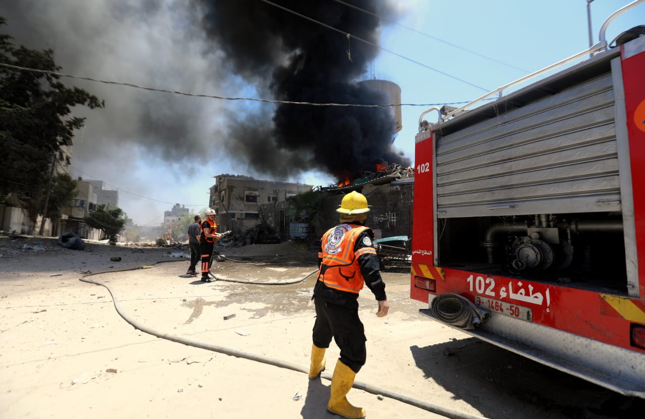 الدفاع المدني يُتابع آثار العدوان الإسرائيلي