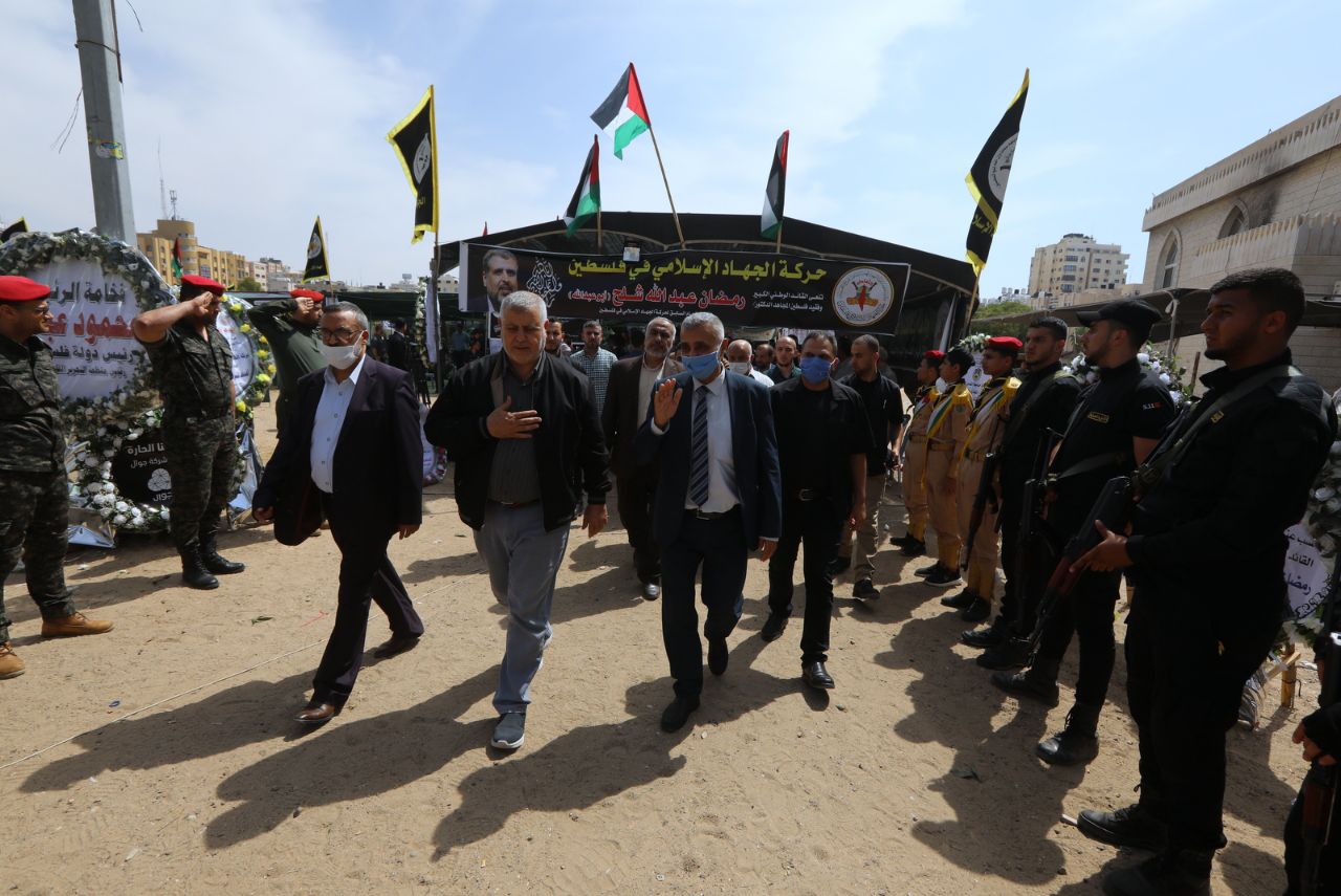 وفد حكومي رفيع يُقدم واجب العزاء بوفاة الراحل "شلّح"