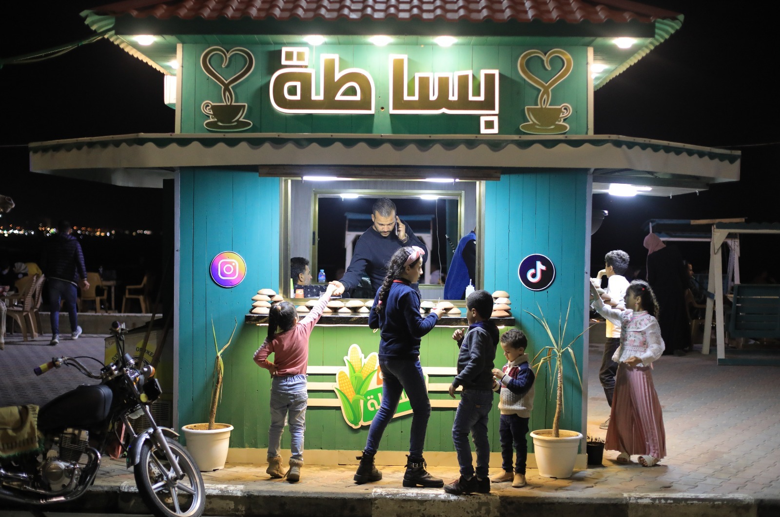 أجواء غزة عشية عيد الفطر السعيد وانتشار أجهزة الداخلية لتسهيل حركة المواطنين وتهيئة الأجواء الملائمة