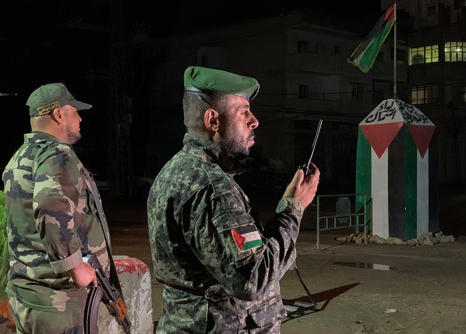 أفراد الأجهزة الأمنية خلال أداء واجبهم الليلة الماضية، أثناء المنخفض الجوي