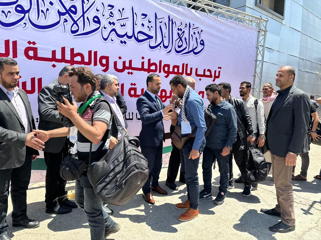 أطقم "المعابر" و" الداخلية" تسهل وصول الفوج الثاني من العائدين من السودان	