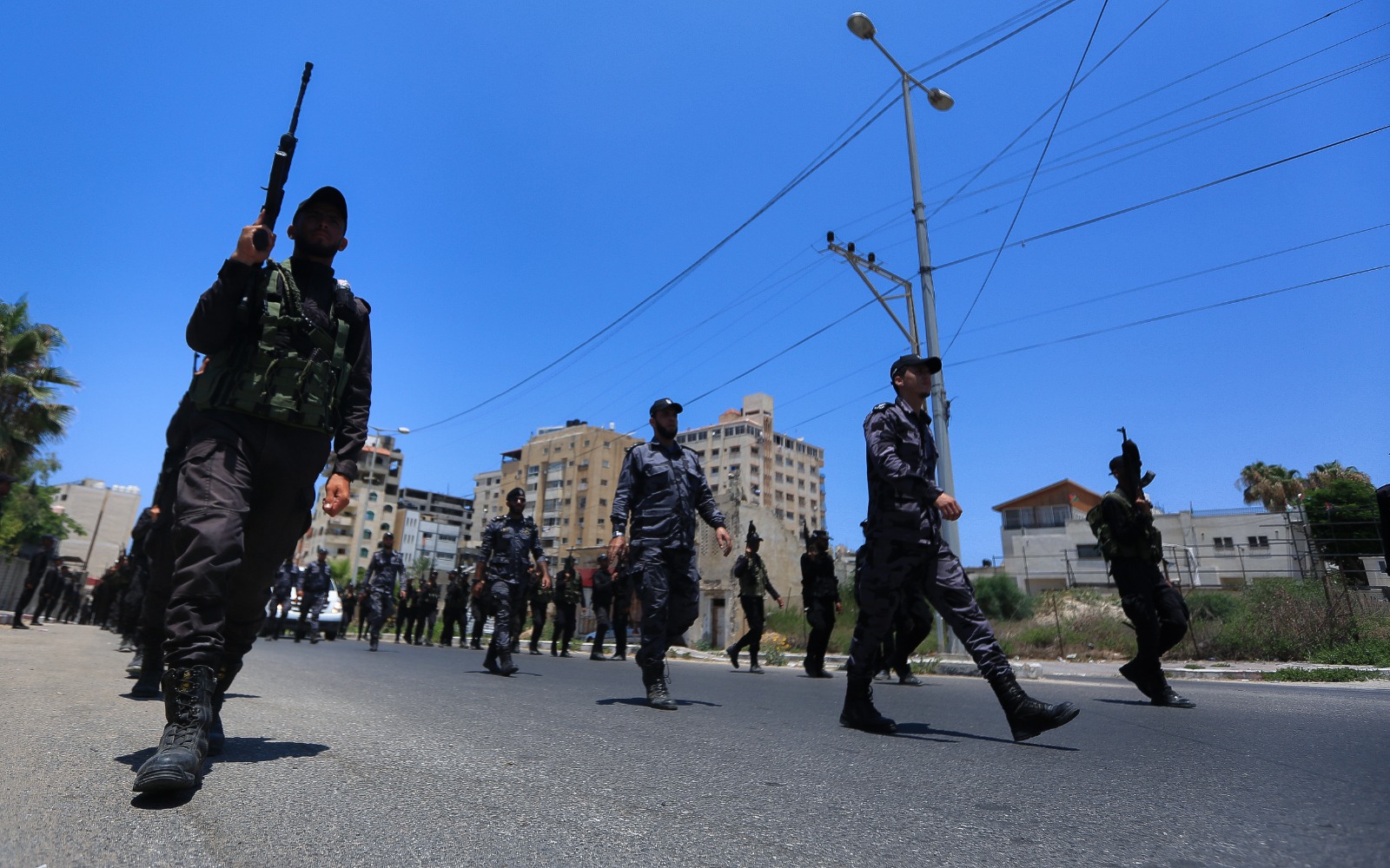 مديرية التدريب تُنظم مسيراً عسكرياً للدفعة الأولى من الدورة التأسيسية الثانية