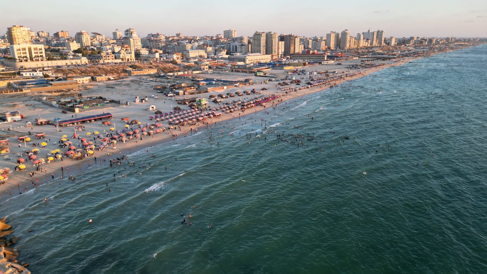 أجواء اصطياف المواطنين في غزة على شاطئ البحر والشريط الساحلي وعمل أجهزة وزارة الداخلية في تهيئة الأجواء الملائمة