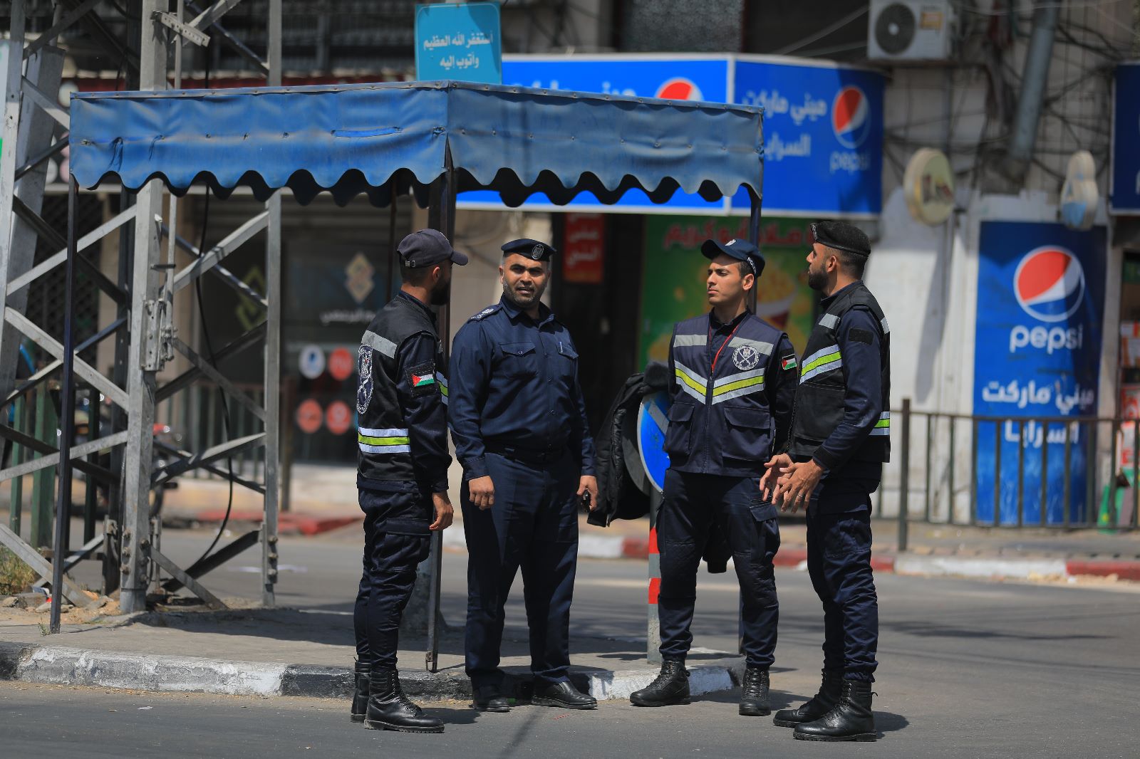 صور: الأجهزة الأمنية والشُرطية تُساند المواطنين في ظل العدوان