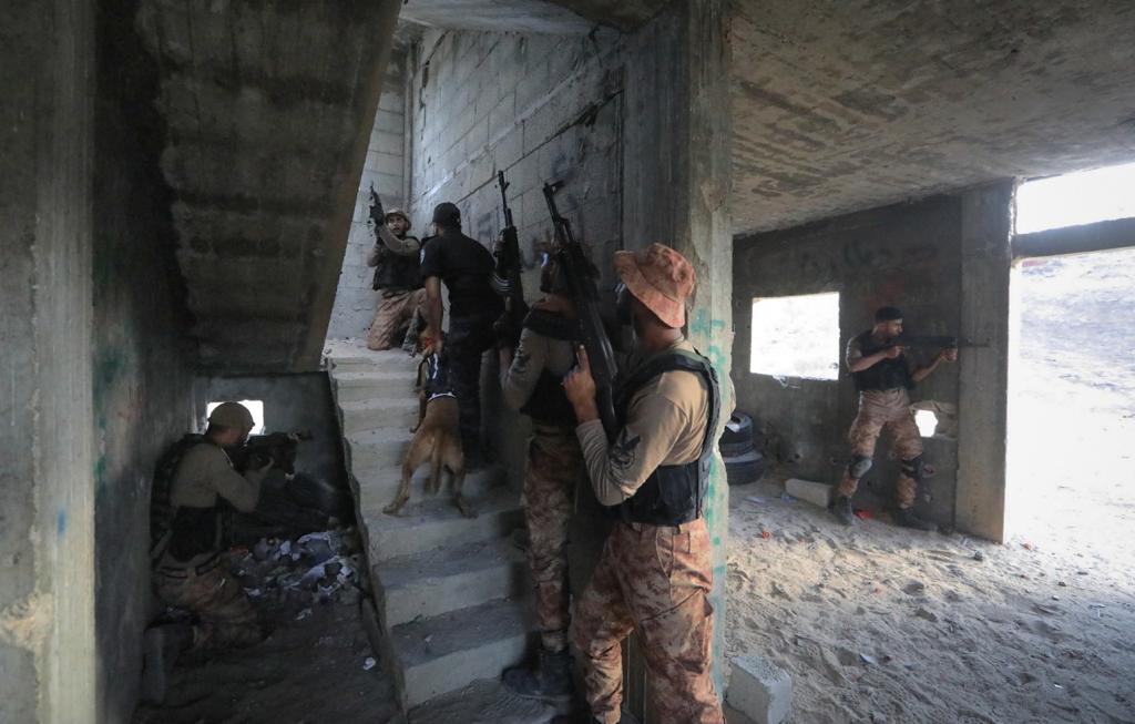 مناورة تدريبية لطلاب "دورة الصاعقة" بكلية الرباط 