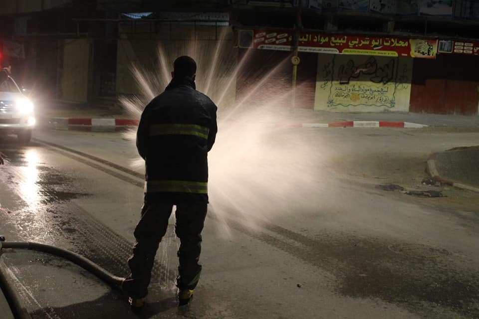 الدفاع المدني يُشارك في مبادرات للتعقيم بمحافظات القطاع لمكافحة جائحة كورونا