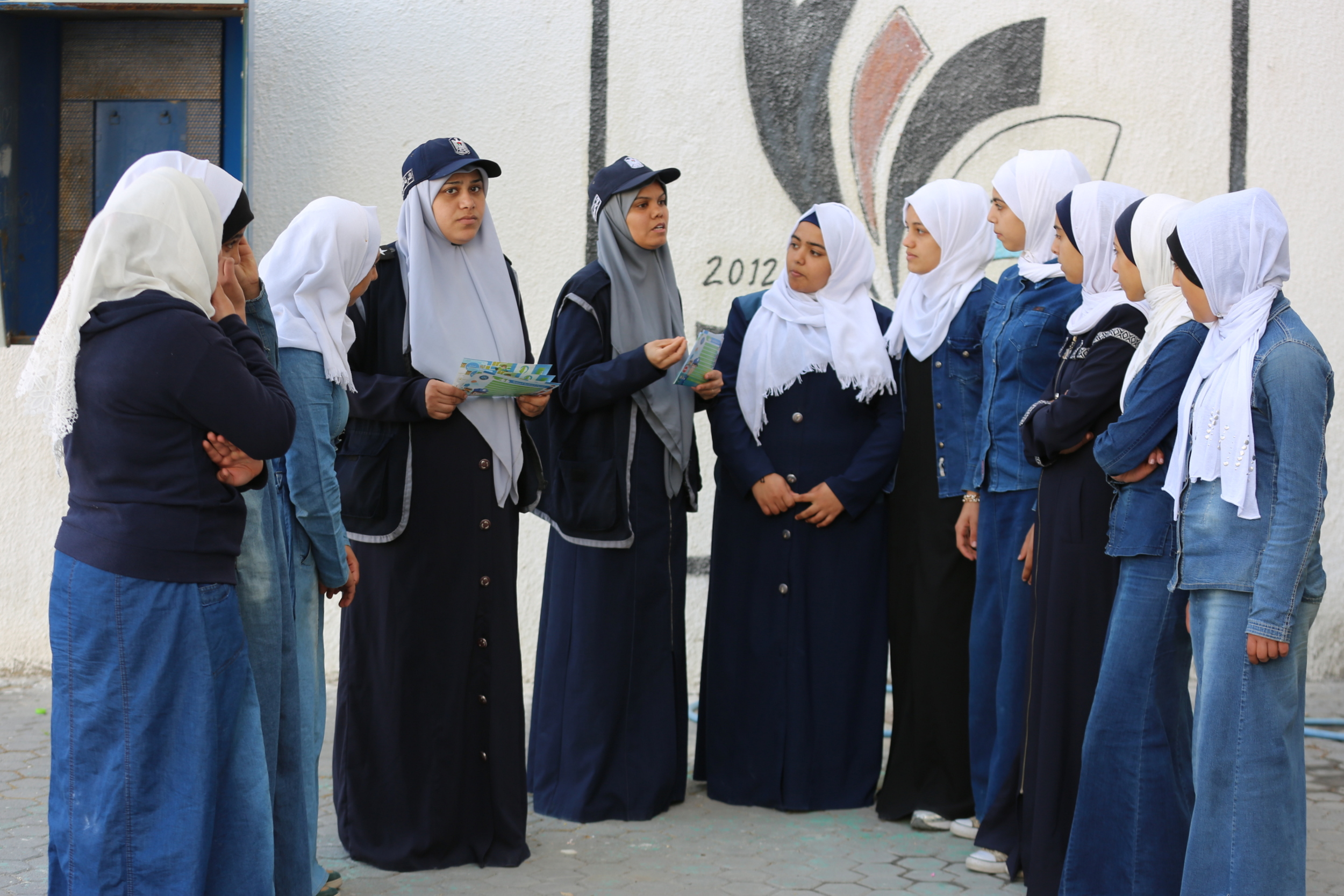 المرور والشرطة النسائية تُطلقان حملة توعوية لطالبات المدارس الثانوية