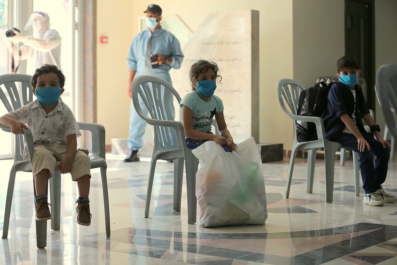 توافد المسافرين العائدين عبر معبر رفح في أول أيام فتحه استثنائياً