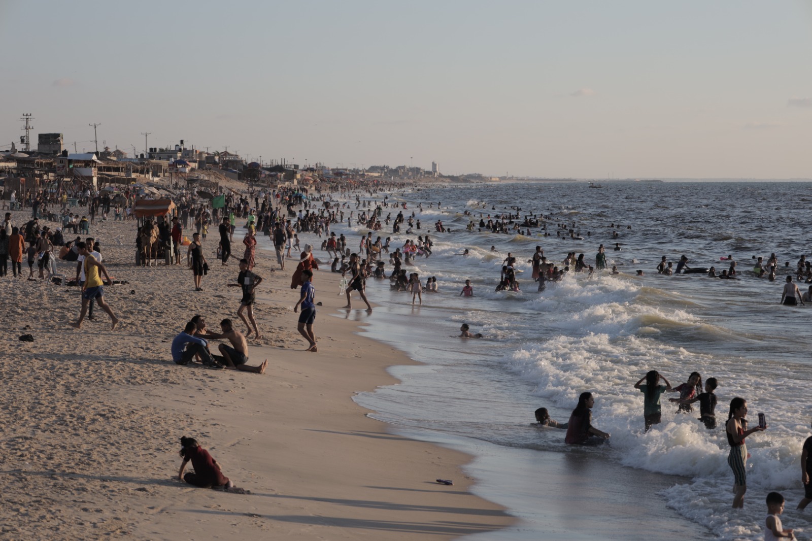 اصطياف المواطنين بغزة على شاطئ البحر وعدد من الأماكن الترفيهية خلال الإجازة الأسبوعية