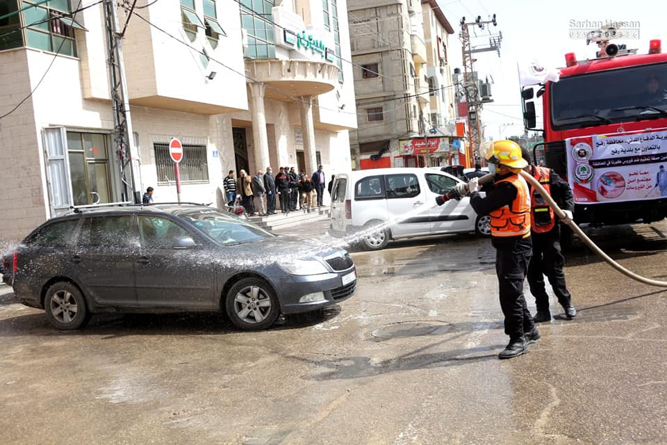الدفاع المدني يُشارك في مبادرات للتعقيم بمحافظات القطاع لمكافحة جائحة كورونا