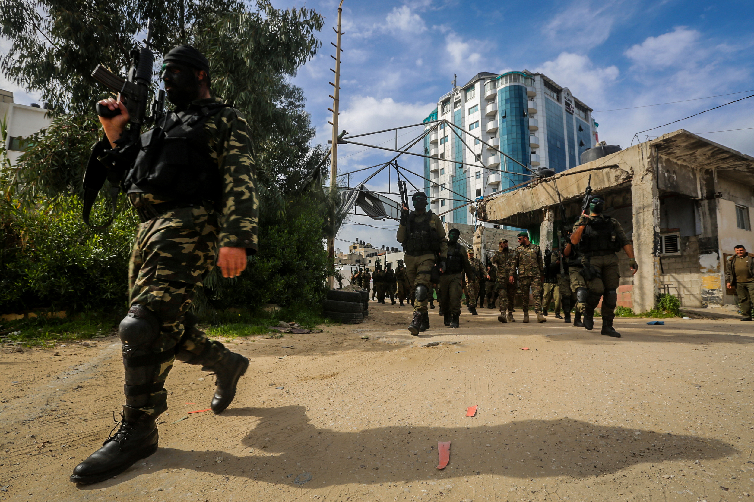 مسير عسكري لدورات قادة السرايا 5، وتأهيل الضباط 15، وصف ضباط 16 بقوات الأمن الوطني
