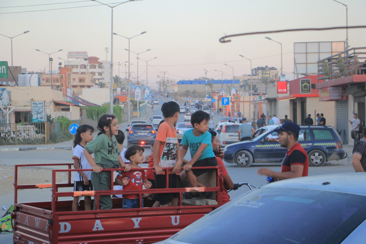 اصطياف المواطنين بغزة على شاطئ البحر وعدد من الأماكن الترفيهية خلال الإجازة الأسبوعية