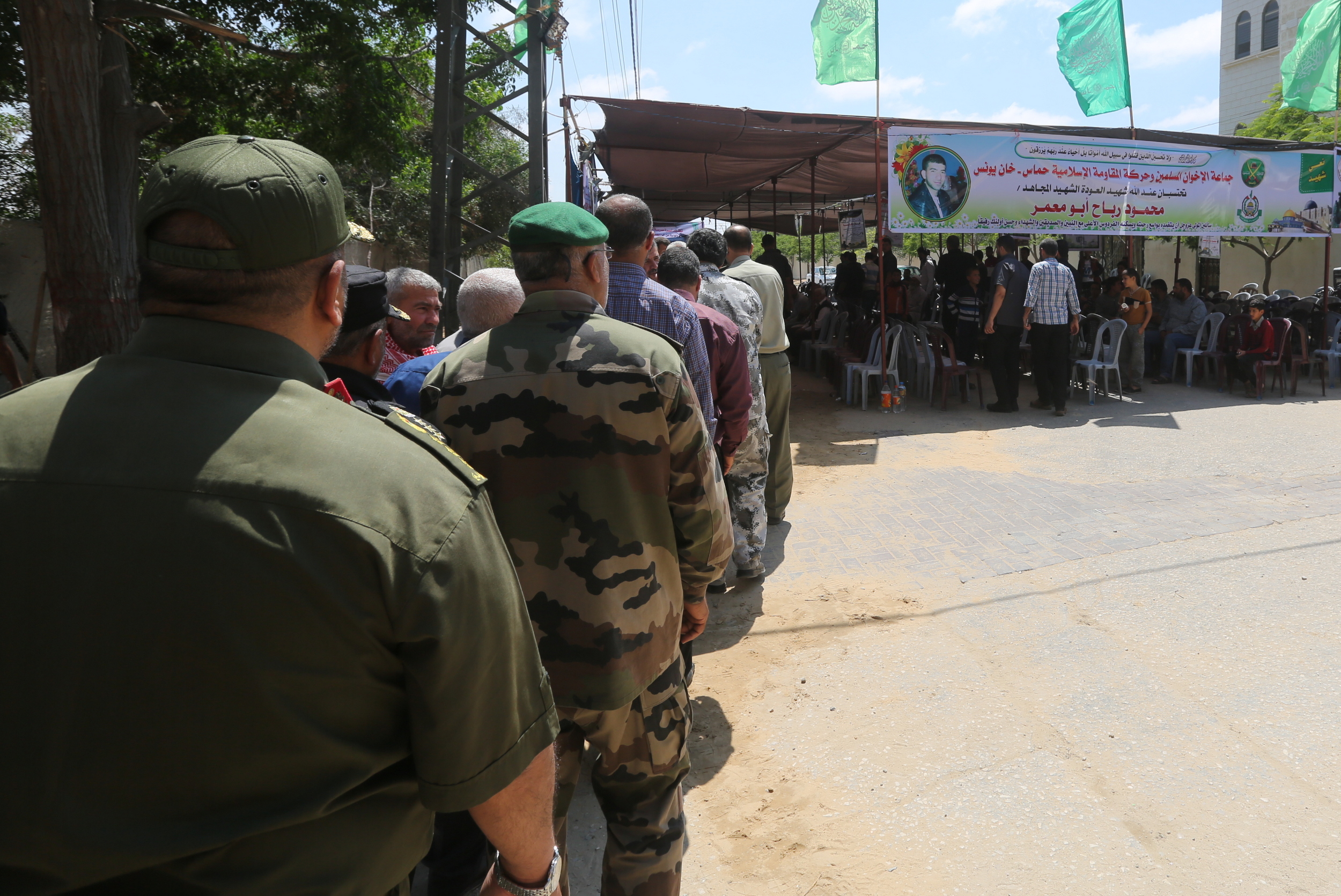 قيادة "الداخلية" تقدم واجب العزاء لذوي شهداء الوزارة في مسيرات العودة بذكرى النكبة