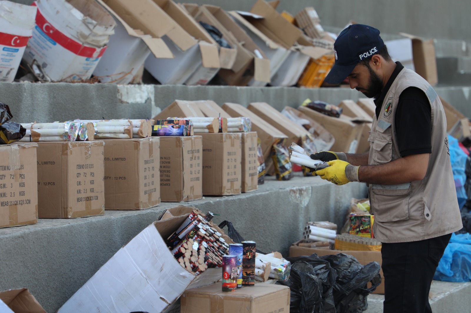 الشرطة تضبط ورشة لتصنيع المفرقعات شرق غزة