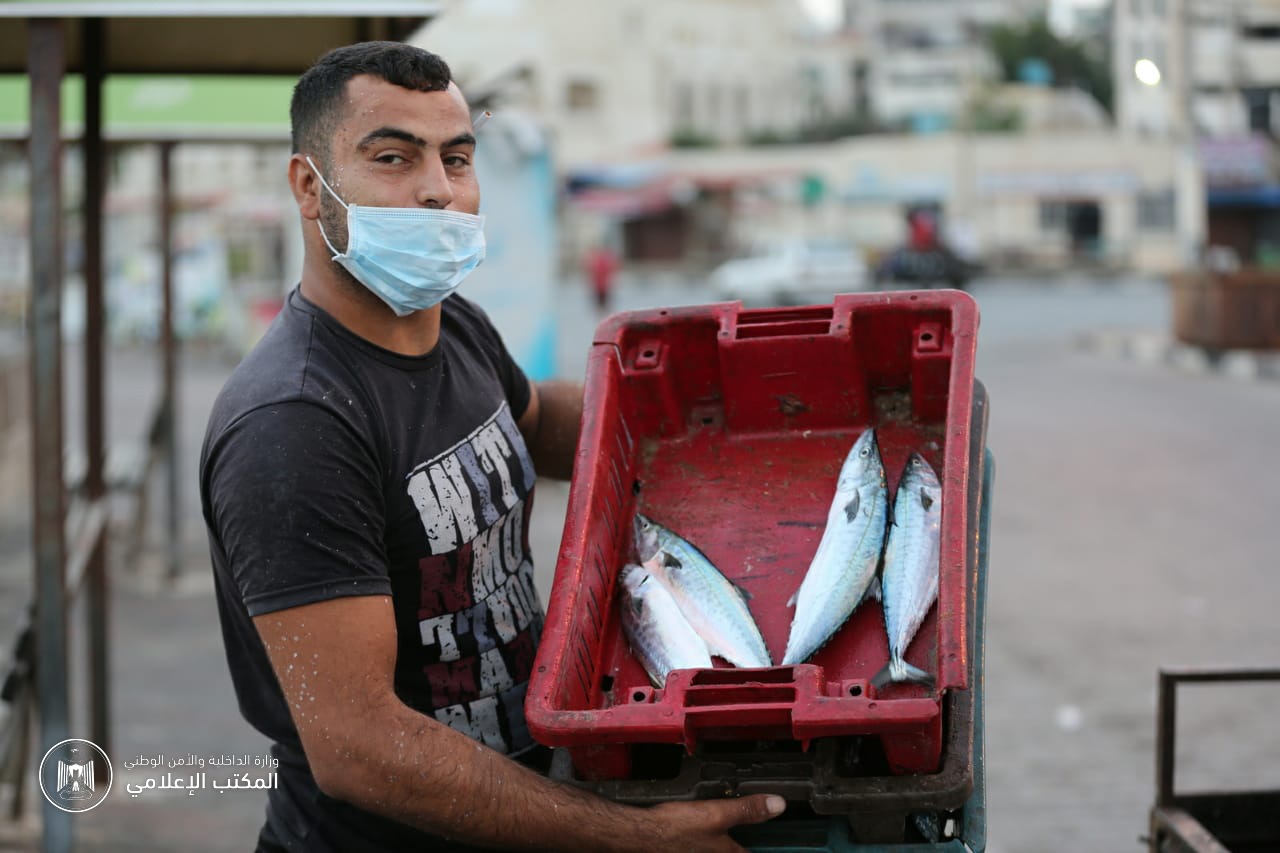 الشرطة البحرية تتابع التزام الصيادين بضوابط مزاولة الصيد في بحر غزة