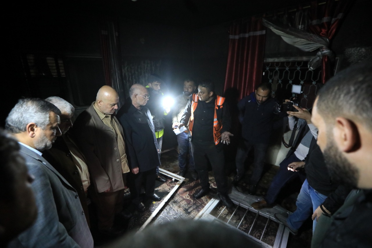 صور من تعامل أطقم الدفاع المدني والشرطة مع حريق البناية السكنية شمال غزة