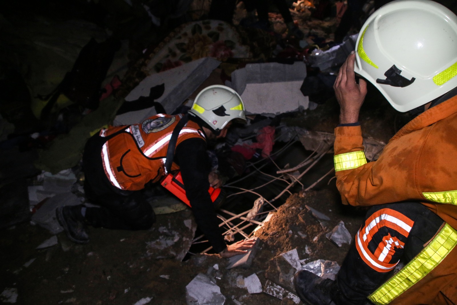 أطقم الدفاع المدني تتعامل مع آثار العدوان الإسرائيلي