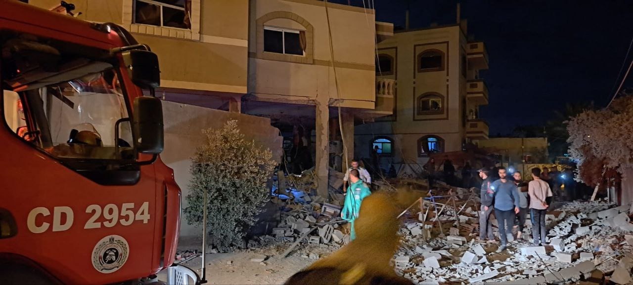 أطقم الدفاع المدني تتعامل مع آثار العدوان الإسرائيلي