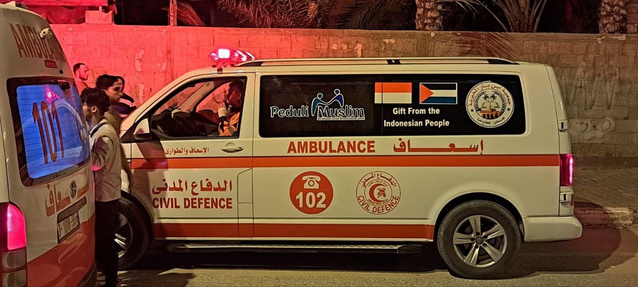 أطقم الدفاع المدني تتعامل مع آثار العدوان الإسرائيلي