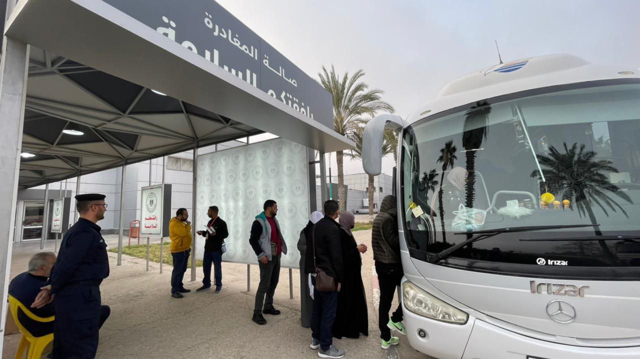 أطقم هيئة المعابر والحدود تُسهل مغادرة الفوج الخامس من المعتمرين عبر معبر رفح البري