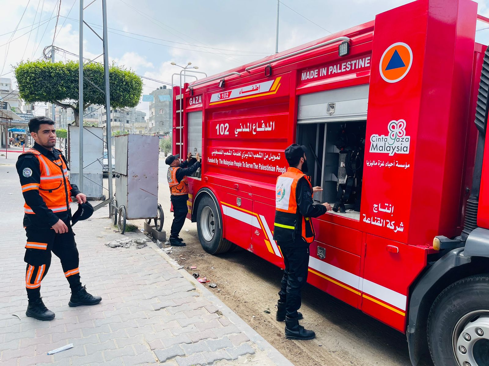 أطقم الدفاع المدني تتعامل مع آثار العدوان الإسرائيلي